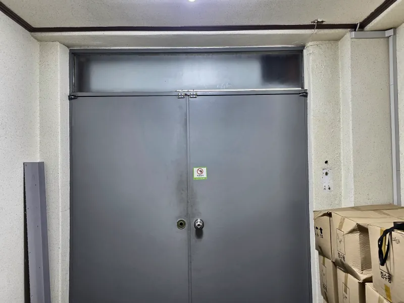 교체 후 닫힌 회색 양개 도어